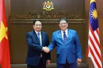 Vietnamese Prime Minister Pham Minh Chinh (L) and Speaker of the House of Representatives of Malaysia Tan Sri Dato’ Johari Bin Abdul in Kuala Lumpur on May 25. (Photo: VNA)