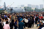 From December 21 early morning, the exhibition area is crowded with people coming to visit, learn and experience. (Photo: VNA)