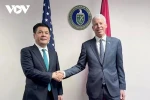 Minister of Industry and Trade Nguyen Hong Dien (L) and US Secretary of Energy Chris Wright in Washington D.C. on March 13. (Photo: VOV)