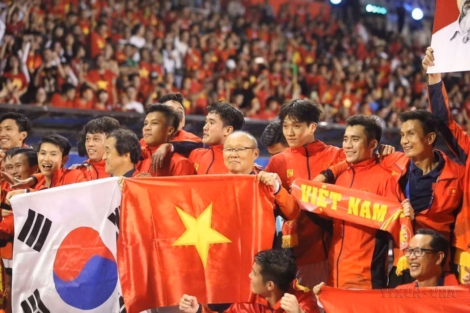 Korean coach Park Hang Seo celebrates with the Vietnamese U22 football team after winning the historic gold medal at SEA Games 30 (the Philippines, December 10, 2019). (Photo: VNA)