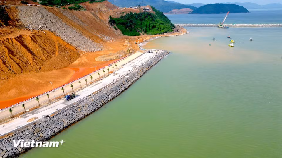 Launched in December 2022, the shared infrastructure component of the Lien Chieu port project has a total investment of over 3.4 trillion VND (128.9 million USD) and is now 95% complete. (Photo: VNA)