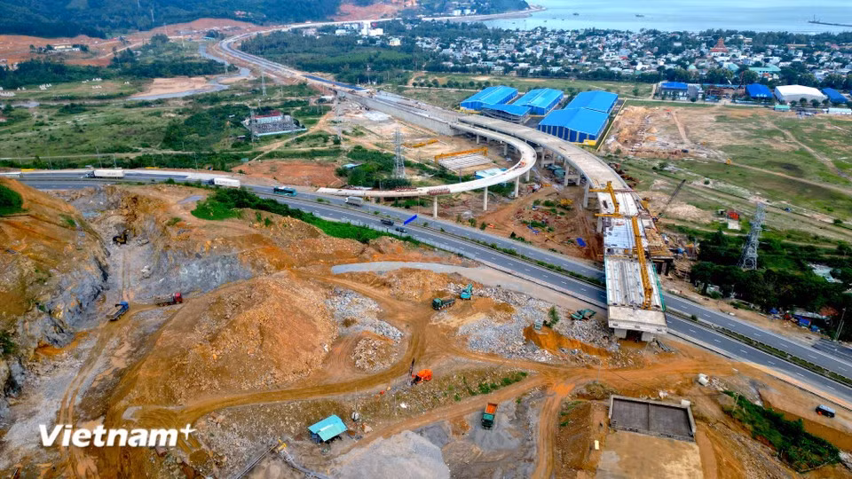 The coastal road connecting Lien Chieu port is launched in September 2023, with a total investment of more than 1.2 trillion VND (45.5 million USD) and an overall length of nearly 3km. (Photo: VNA)
