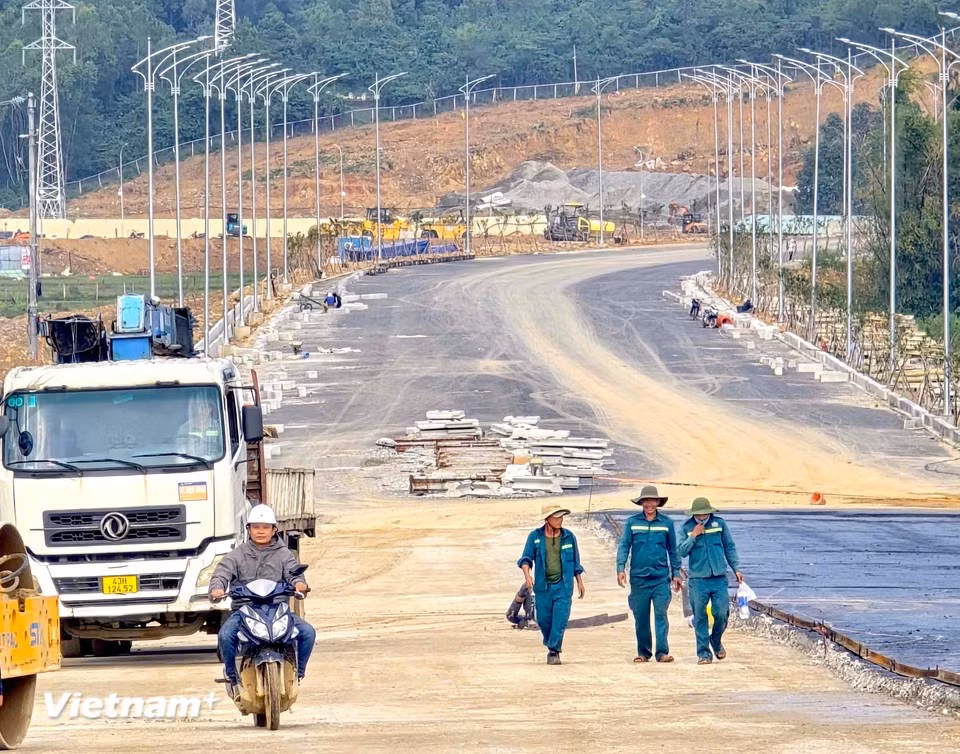 Workers are urgently asphalt-paving the road surface, which is designed with six lanes and a width of 30m. In the photo: Workers cheerfully prepare to finish their shift. (Photo: VNA)