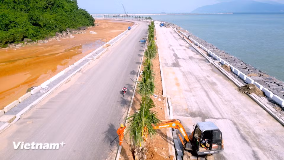 The connecting road and supporting infrastructure, including electricity and water supply, are progressing and now 80.17% complete. (Photo: VNA)