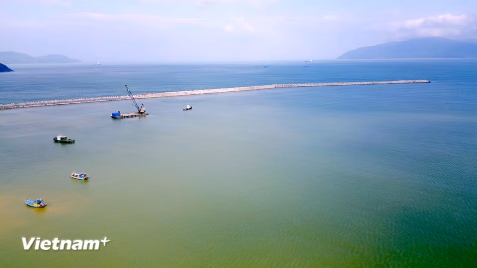 The project constructs a 1,170m-long breakwater and seawall. This component is now 96.64% complete (Photo: VNA)