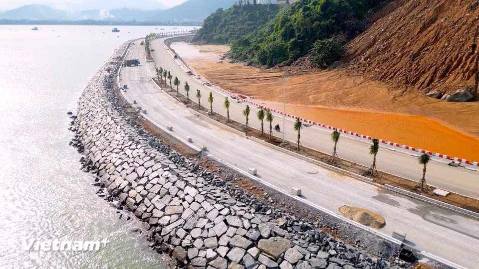 The port’s connecting road consists of two sections with eight lanes. (Photo: VNA)