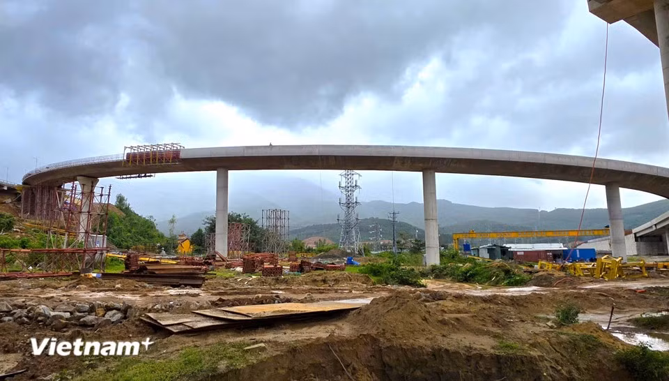 Looking from below, the elevated road curves gracefully like a rainbow. (Photo: VNA)