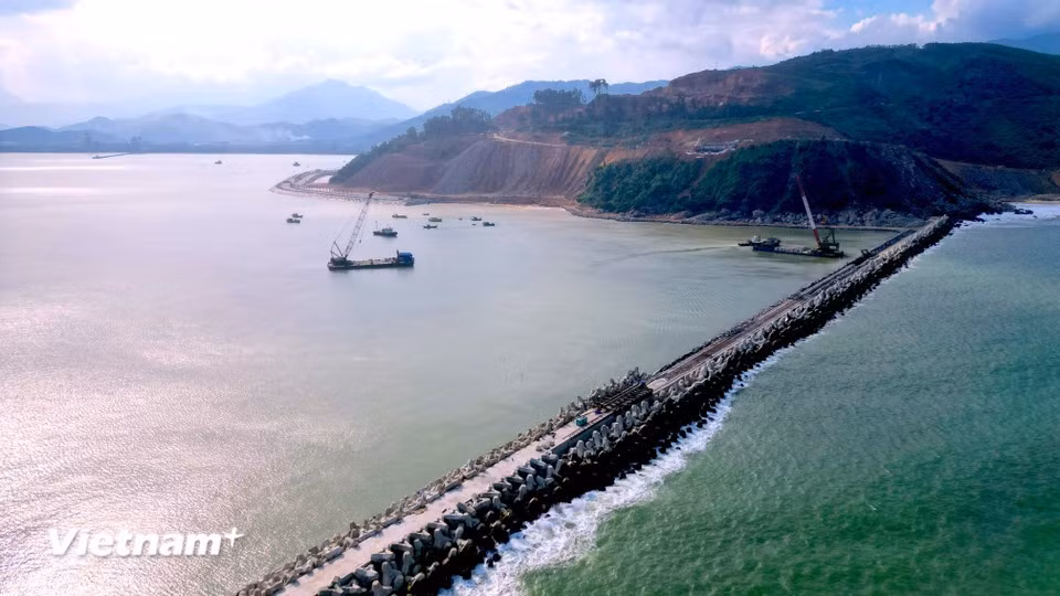 Construction of the navigation channel and basin is underway, with the channel stretching around 7.3km. This component is now 99.09% complete (Photo: VNA)