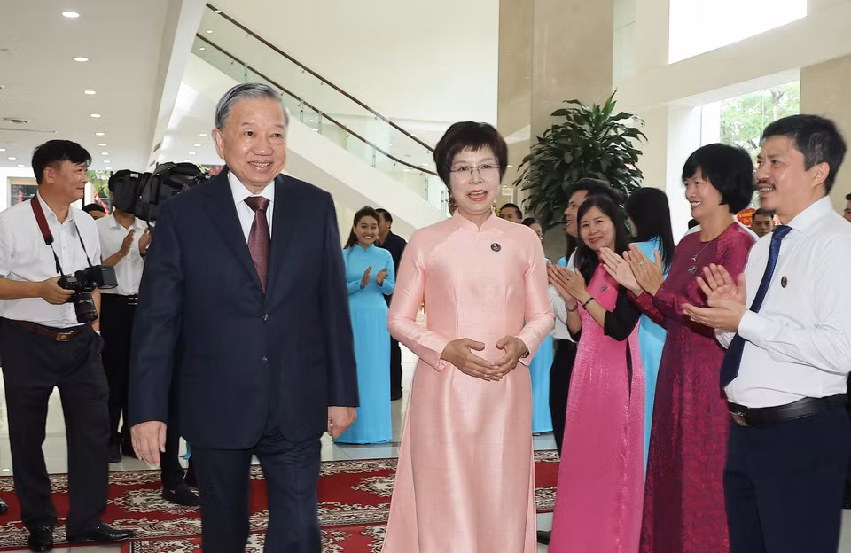 VNA General Director Vu Viet Trang welcomes Party General Secretary To Lam to the ceremony marking the 80th anniversary of the Vietnam News Agency. (Photo: VNA)