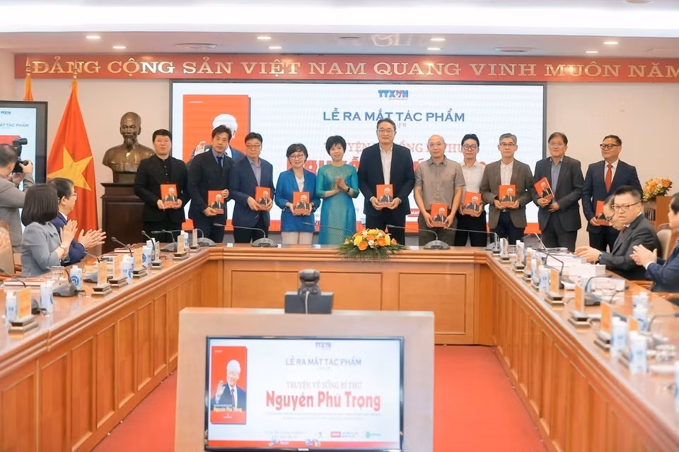 Vietnam News Agency (VNA) General Director Vu Viet Trang presents the book “Stories of General Secretary Nguyen Phu Trong” by Korean author Cho Chulhyeon, translated and published by the VNA Publishing House, to Korean delegates, Hanoi, October 23, 2024. (Photo: VNA)