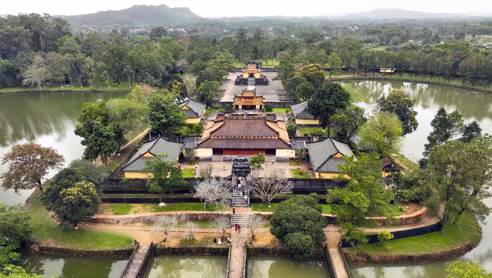 On journey to explore Hue, visitors cannot miss the royal tombs, the resting places of Nguyen Dynasty emperors. In the photo: Minh Mang Tomb. (Photo: VNA)