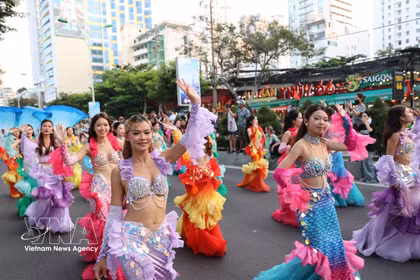 The vibrant atmosphere of the carnival parade along Tran Phu street in Nha Trang ward, Khanh Hoa province. (Photo: VNA)