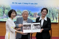 A representative of the family of Trinh Hai presents photos to the President Ho Chi Minh Relic Site on March 12. (Photo: VNA)