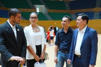 Chairman of Da Nang’s Pickeball Association Tran Phuoc Son (right) and the Pickleball World Cup President Hercilio Cabieses discuss the organisation of the Pickeball World Cup in the city. (Photo courtesy of Da Nang Portal)