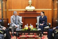 Ha Thi Nga (right), Vice President and General Secretary of the Vietnam Fatherland Front, meets with V.G. Kalganov, Deputy Chairman of the External Relations Committee of Saint Petersburg, in Hanoi on March 12. (Photo: mattran.org.vn)
