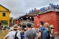 Foreign tourists visit Hoi An Ancient Town in Da Nang city on November 1, 2025, shortly after floodwaters recede. (Photo: thanhnien.vn)
