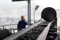 Raw coal is delivered to the Vang Danh coal sorting plant in Quang Ninh province (Photo: VNA)