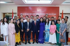 Party General Secretary To Lam and his spouse Ngo Phuong Ly visit the Vietnamese Embassy and meet with the staff of representative agencies and the Vietnamese community in Indonesia on March 9. (Photo: VNA)