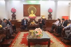 Officials of the Mekong Delta city of Can Tho have a meeting with a delegation led by Israeli Ambassador to Vietnam Yaron Mayer on March 25. (Photo: VNA)