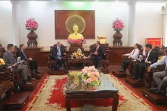 Officials of the Mekong Delta city of Can Tho have a meeting with a delegation led by Israeli Ambassador to Vietnam Yaron Mayer on March 25. (Photo: VNA)