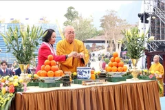 NA Vice Chairwoman Nguyen Thi Thanh (L) offers incense at the opening ceremony of the Tam Chuc Pagoda Festival in Ha Nam province on February 9, 2025. (Photo: VNA)