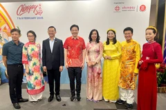 Deputy Minister of Foreign Affairs Le Thi Thu Hang, Chairwoman of the State Committee for Overseas Vietnamese Affairs (fourth from right) meets with Singaporean Prime Minister Lawrence Wong (fourth from left) as part of the Chingay Parade. (Photo: Vietnamese Ministry of Foreign Affairs)