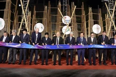 Delegates cut a ribbon to kick off HawaExpo 2025 (Photo: VNA)