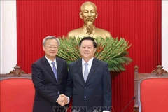 Politburo member, Secretary of the Party Central Committee and Chairman of its Commission for Information, Education and Mass Mobilisation Nguyen Trong Nghia (R) shakes hands with Editor-in-Chief of the People's Daily of China Chen Jianwen. (Photo: VNA)