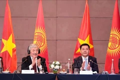 Vietnamese Minister of Industry and Trade Nguyen Hong Dien (R) and Kyrgyzstan Prime Minister Adylbek Kasymaliev co-chair the meeting with the Vietnamese business community. (Photo: VNA)