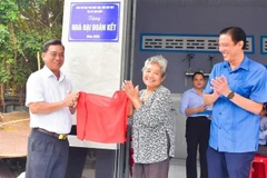 Neang Bich (C)'s household in Chi Lang ward, Tinh Bien town, An Giang province, receives a great solidarity house. (Photo: VNA)