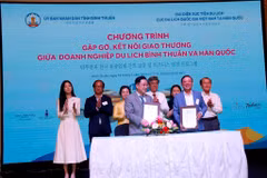 At the signing ceremony of a cooperation agreements between tourism agencies of Binh Thuan and the Republic of Korea. (Photo: VNA)