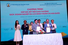 At the signing ceremony of a cooperation agreements between tourism agencies of Binh Thuan and the Republic of Korea. (Photo: VNA)