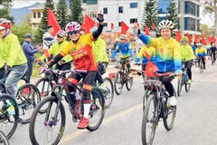 Over 300 cyclists from both Vietnam and China join the friendship ride on March 31. (Photo: VNA)