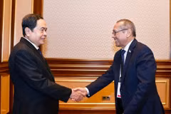 Vietnamese NA Chairman Tran Thanh Man (L) and Ulugbek Inoyatov, Chairman of the Central Council of the People’s Democratic Party of Uzbekistan (PDPU). (Photo: VNA)