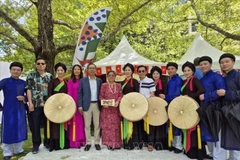 Vietnamese Ambassador to Australia Pham Hung Tam (fifth from left) and members of the Quan ho troupe pose for a group photo at the festival. (Photo: VNA)