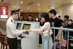 Security check before entering the boarding area at Noi Bai International Airport (Photo: VNA)