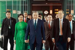 The farewell ceremony for Vietnamese Party General Secretary To Lam and his spouse at the Changi Airport, Singapore. (Photo: VNA)