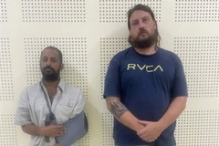 Lykert Bevan Dean (left) and Rohde Reinart under custody. (Photo cand.com.vn)