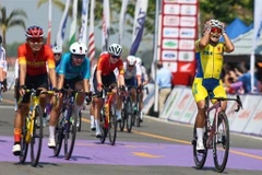 Jutatip Maneephan of Thailand (right) wins the Asian Road Cycling Championships' women's elite road race while Vietnamese Nguyen Thi That finishes second for a silver. (Photo of TCA)