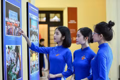Delegates visit a photo exhibition on exchange and cooperation activities between youth unions of Vietnam and China (Photo: VNA)