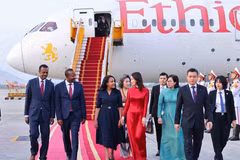 Ethiopian Prime Minister Abiy Ahmed Ali and his spouse Zinash Tayachew arrive in Hanoi on April 14 afternoon, beginning their four-day official visit to Vietnam. (Photo: VNA)