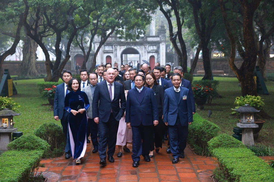 Prime Minister Pham Minh Chinh and New Zealand Prime Minister Christopher Luxon visit the Van Mieu–Quoc Tu Giam historical site in Hanoi. (Photo: VNA)