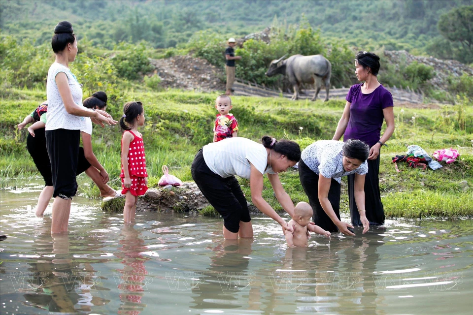 People usually bathe in streams in the afternoon after a day of hard working. (Photo: VNA)