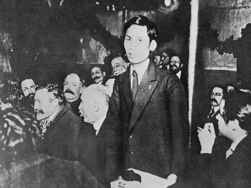 1. Comrade Nguyen Ai Quoc (President Ho Chi Minh) speaks at the founding congress of the French Communist Party in Tours. He was the first Vietnamese to become a communist, and one of the founders of the French Communist Party (December 1920). (Photo: VNA)