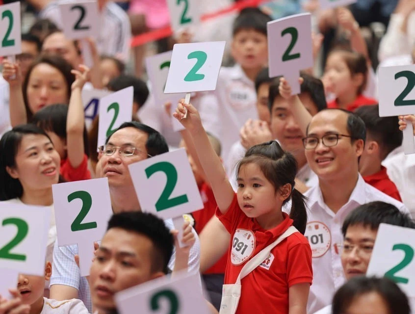 Kindergarten children and parents are excited to participate in “Super Tots 2024”, an English-Vietnamese bilingual contest. (Photo: VNA)