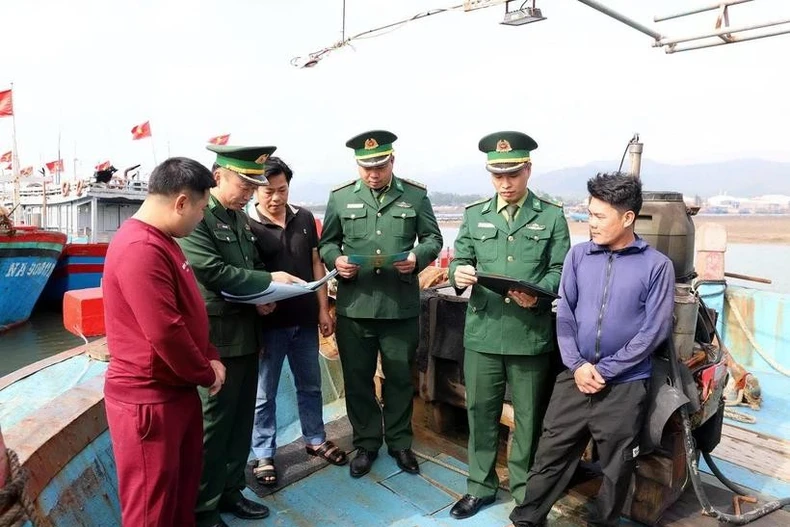 Officers and soldiers of Quynh Phuong Border Guard Station disseminate regulations on fisheries exploitation to local fishermen. (Photo: VNA)