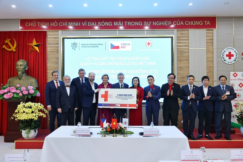President of the Senate of the Parliament of the Czech Republic Milos Vystrcil presents a symbolic aid cheque to Do Thi Thu Thao, Chairwoman of the Vietnam Red Cross Society, for storm- and flood-affected communities. (Photo: VNA) 