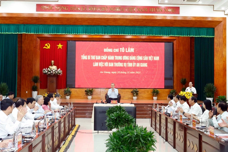 Party General Secretary To Lam at a working session with the Standing Board of the An Giang Party Committee in the Phu Quoc special zone on November 20, 2025. (Photo: VNA)