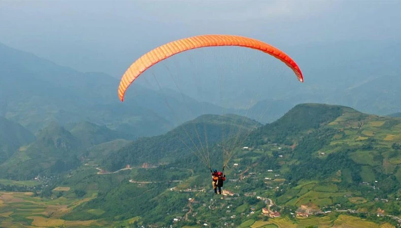 A paragliding display and competition commences in Quang Nam province, drawing 31 pilots from across Vietnam and various countries. (Illustrative image: tuoitrethudo.vn)