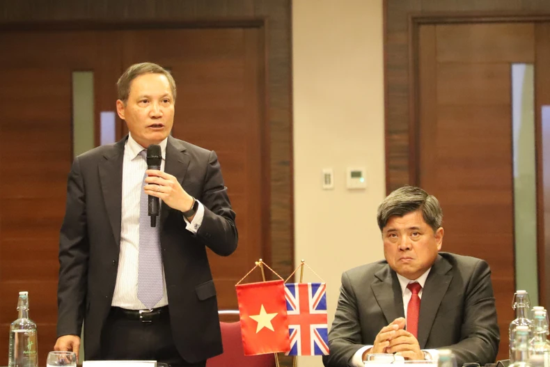 Vietnamese Ambassador to the UK Do Minh Hung (L) address the roundtable discussion. (Photo: VNA)
